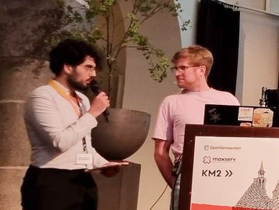 fixpunkt-Entwickler Mohamad Sulaiman (mit Mikrofon in der Hand) und Yannik Börgener stehen auf der Bühne.
